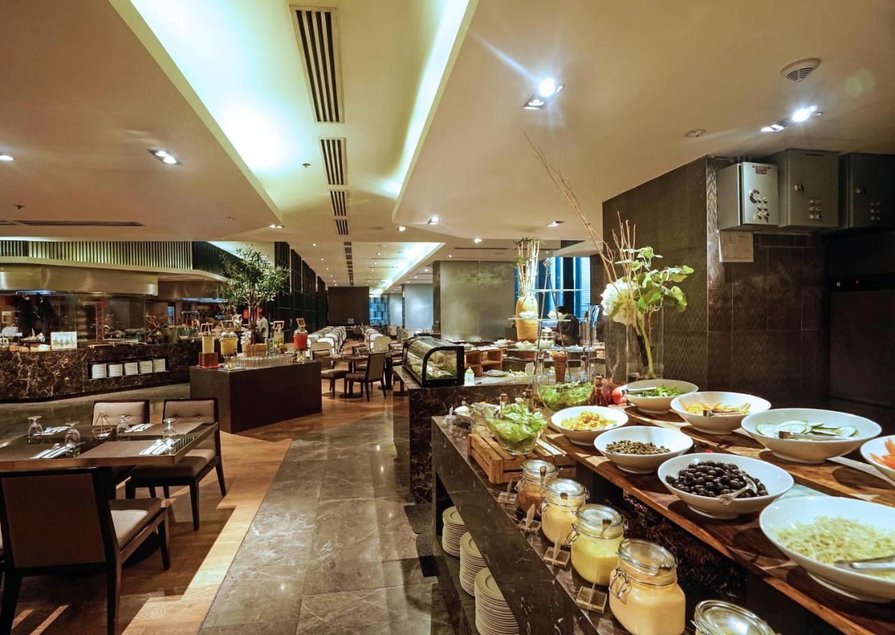 I'M Hotel Makati City Exterior foto The buffet at the hotel's restaurant, The Square